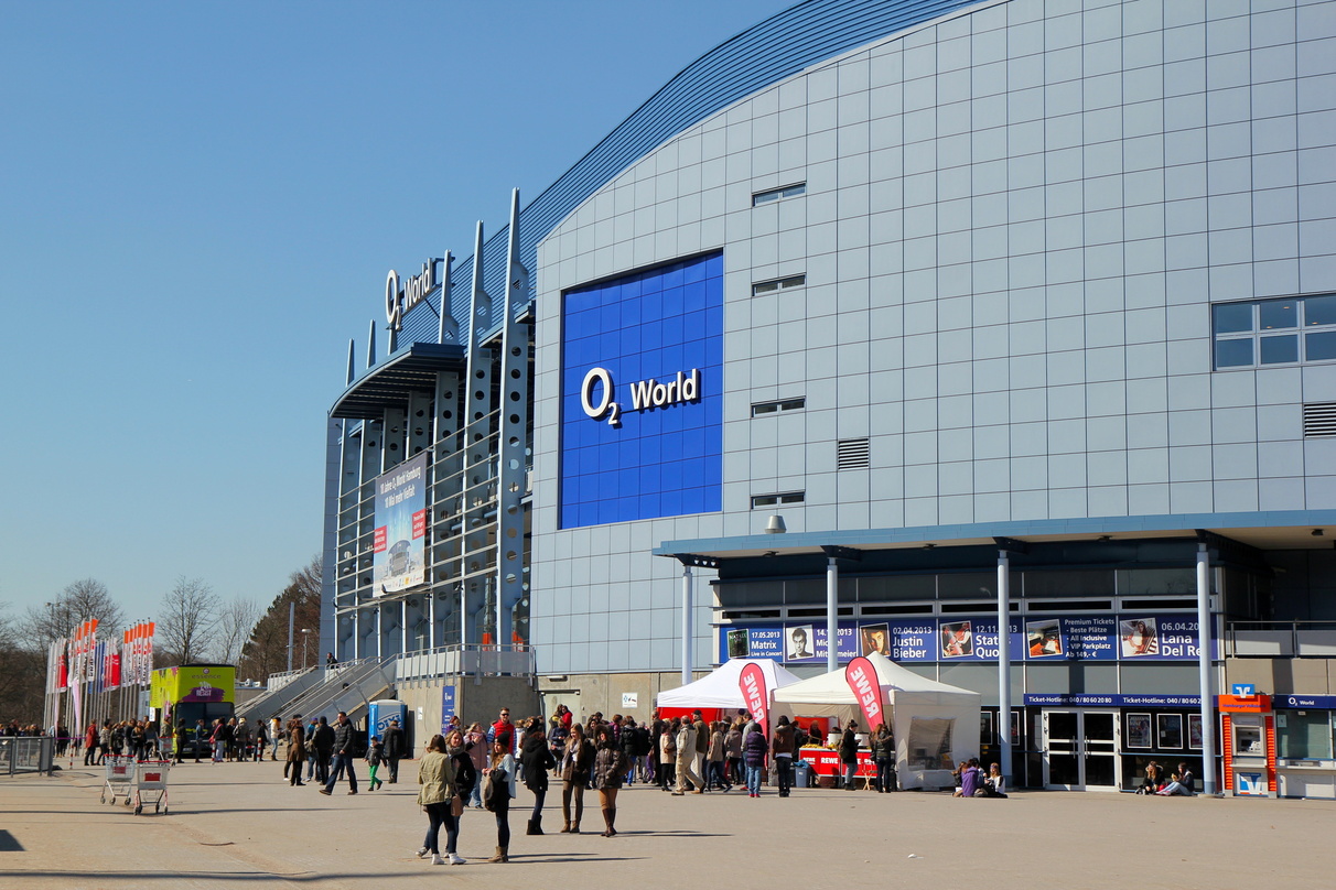 Kooperation zum Konzert von Justin Bieber: Rewe verteilte Lebensmittel vor der O2 World Hamburg
