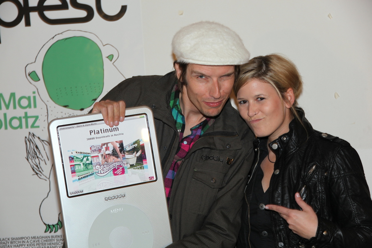 Feiern 30.000 verkaufte Downloads: Skero (l.) und Sabrina Richter (Rebeat)