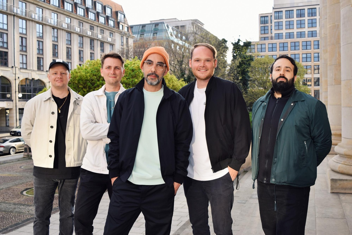 Neue Partner (von links): Max Mönster (Management), Niels Eberhardt (BMG), Ben Bazzazian, Marc Johlen (BMG) und Ilke Ulusoy (Management)