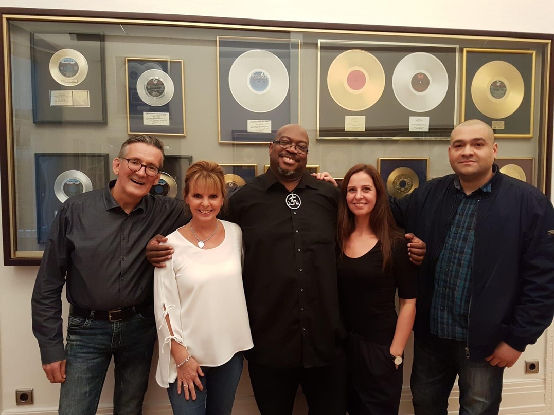 Bei der Vertragsunterzeichnung (von links): Jens-Markus Wegener (General Manager Meisel Musikverlage), Miesel-Chefin Kirsten Meisel, Loomis Green, Ina Wiens (Marketing Meisel) und Jim Szku...