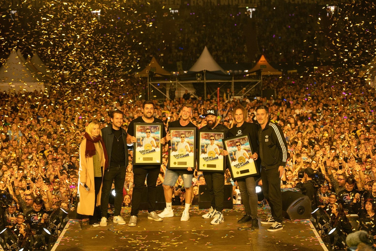 Bei der Goldsause vor über 40.000 Menschen: Julian Sommer (4. von links) und sein Team