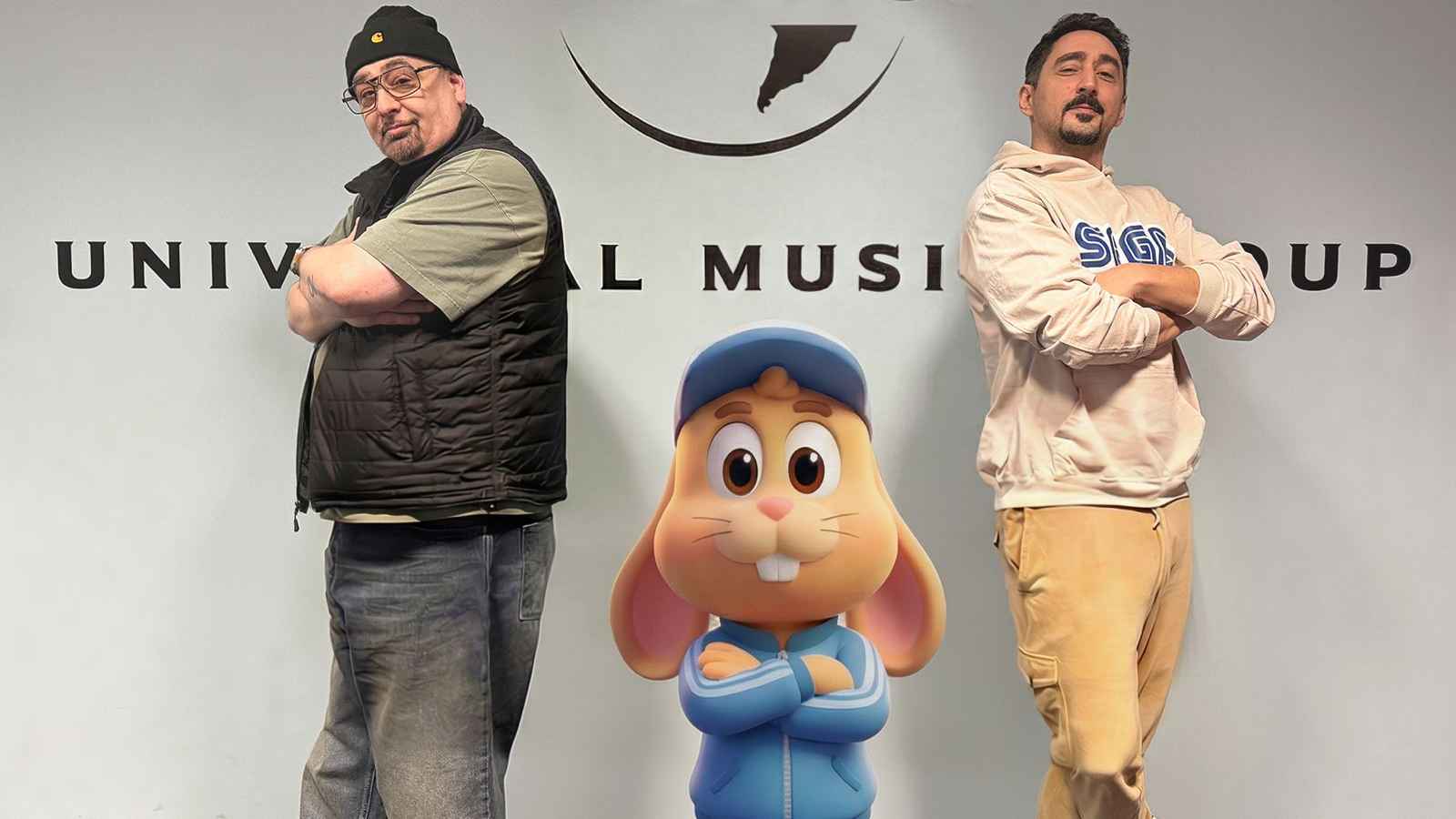 Vor der Universal-Music-Fotowand (von links): Jan van der Toorn, der Charakter HipHopper und Eko Fresh.