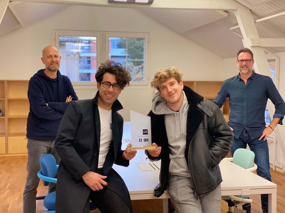 Bei der Awardübergabe (von links): Lorenz Haas (IFPI Schweiz), Noah Veraguth und Gabriel Spahni (beide Pegasus) und Andy Renggli (GfK Entertainment)