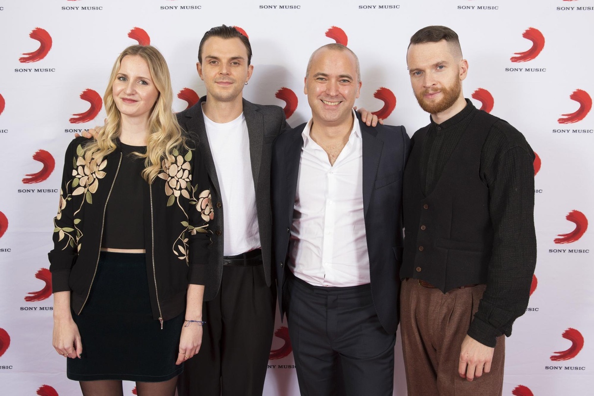Trafen sich bei Laut in München (von links): Lena Gerecke (Product Manager Sony Music International), Theo Hutchcraft (Hurts), Stefan Goebel (Senior Vice President Sony Music International...
