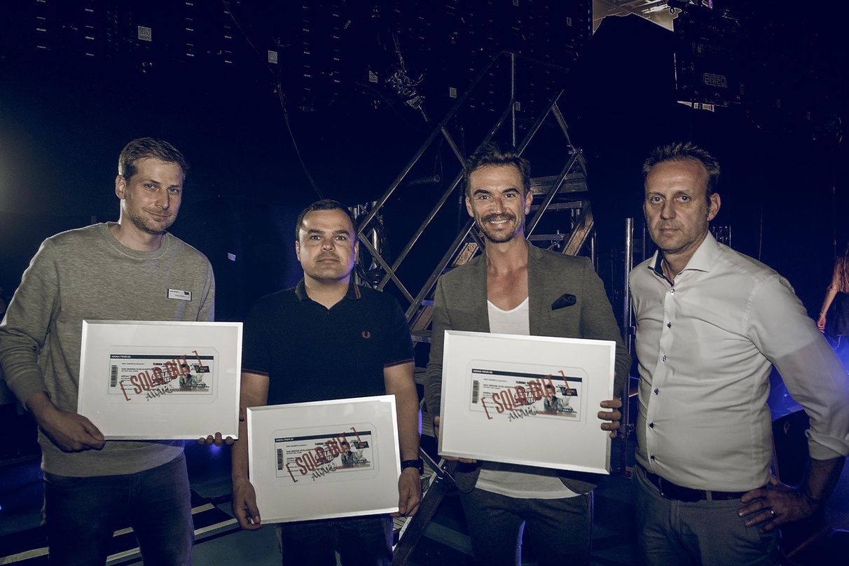 9f9b4b4499ad03680d9f2de19c47ac250f3daaab4b2b45b3ff4c1e3c12dfe6bb Bei der Award-Zeremonie (von links): Oliver Möller, Oliver Thome, Florian Silbereisen und Arnd Landwehr