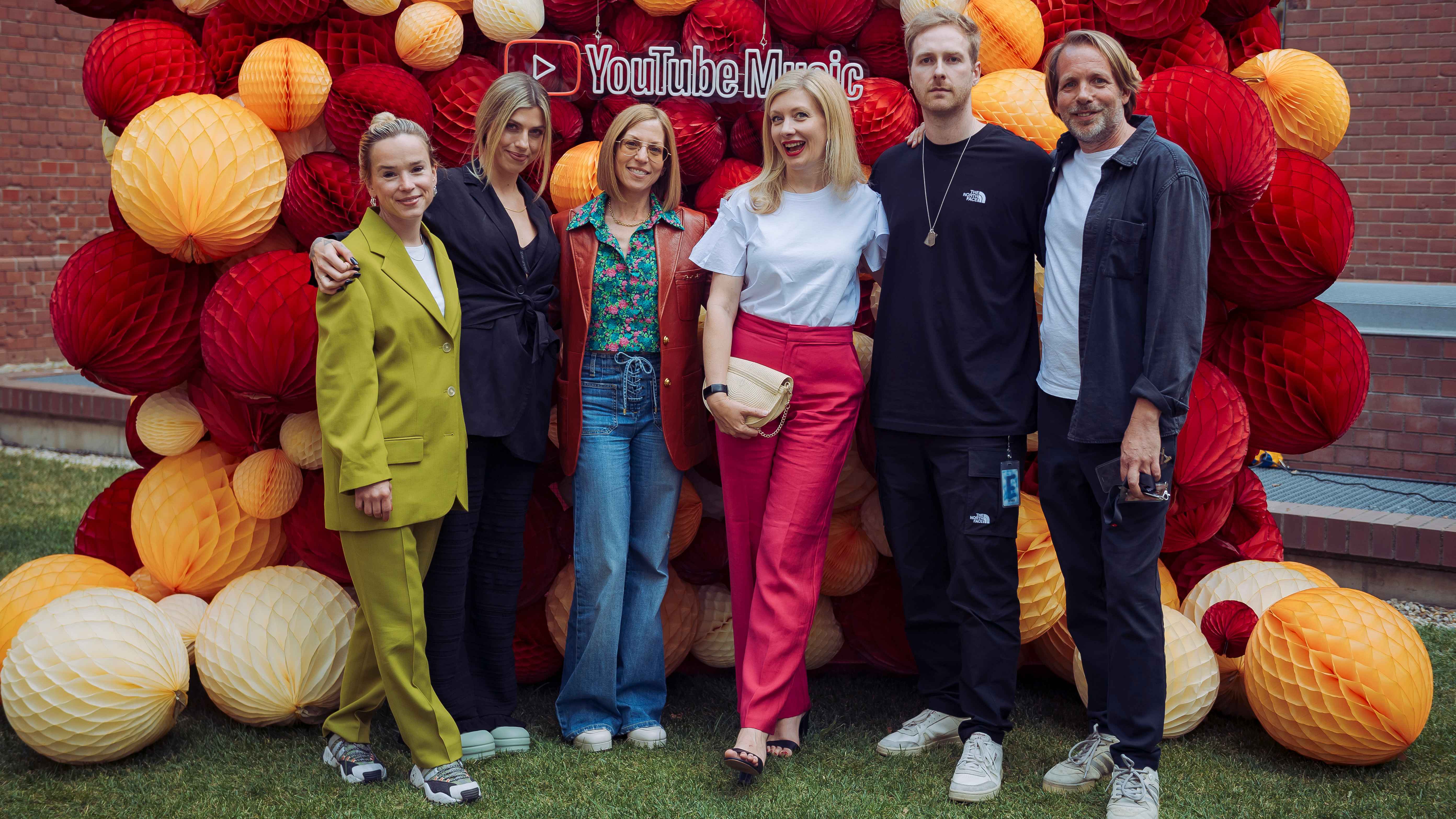 Bei der Sommerparty (von links): Kiki Ganzemüller (EMEA Music Partnerships Manager),  Dina Moenster (Artist & Label Partnerships Manager), Vivien Lewit (Global Head of Artists), Gudrun Sch...