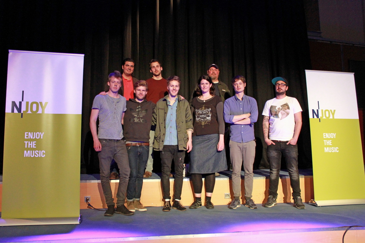 Die Jury präsentierte sich mit den Gewinner des "N-Joy Band Battles"||Die Jury präsentierte sich mit den Gewinner des "N-Joy Band Battles" (hinten, von links): Nico Röger und Christoph Sch...