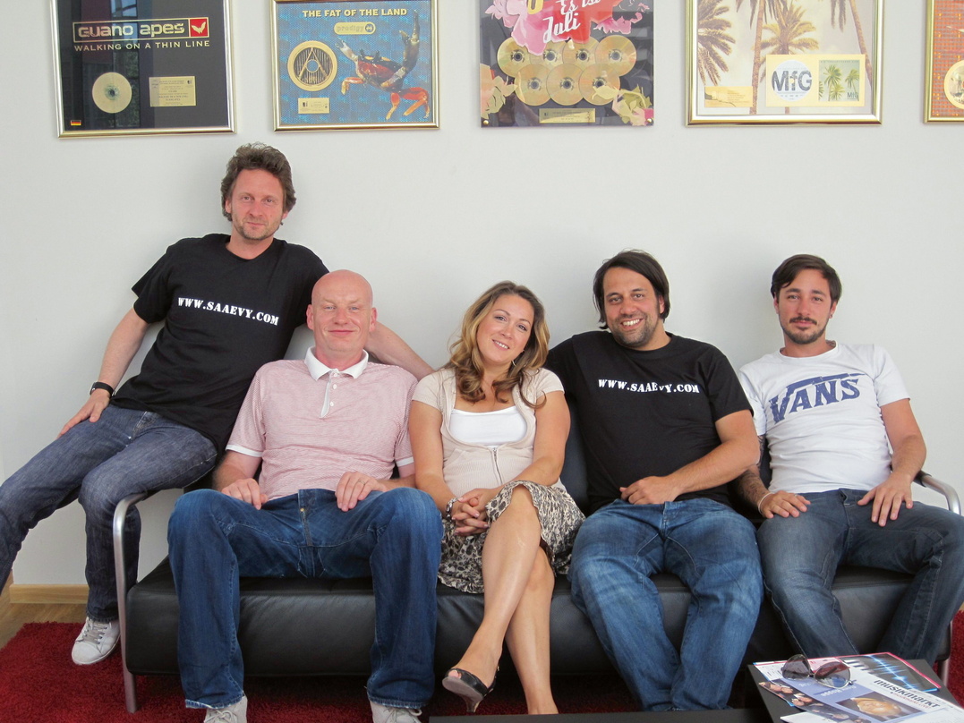 Übernimmt bei Sony/ATV und EMI Music Publishing die Leitung des Europageschäfts: Guy Moot (2. von links), hier im Jahr 2010 beim Abschluss des 380grad-Verlagsedition-Deals mit (von links) ...