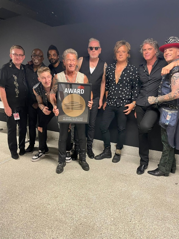 Freuen sich über den Award der Westfalenhalle: Peter Maffay (Mitte) und seine Band