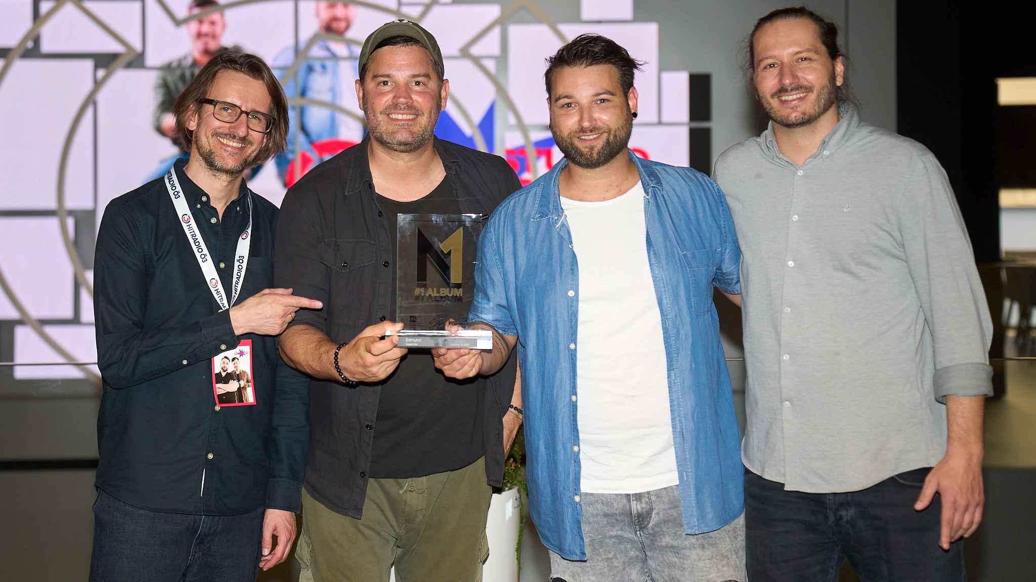 Bei der Verleihung auf der Bühne (von links): Christoph Gruber (GfK Entertainment), Markus Kadensky, Roman Messner (beide Edmund) und Bernhard Kaufmann (Management) mit dem Nummer 1 Award ...