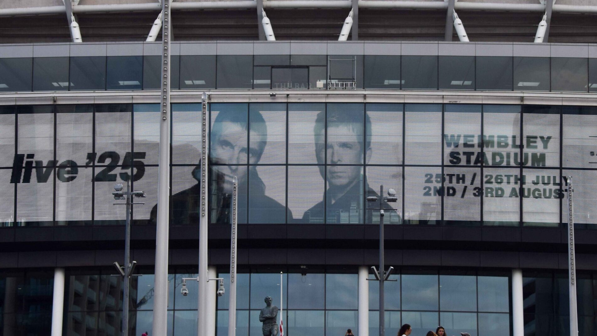 Auf das Wembley Stadium projiziert: Die ursprünglichen Termine der London-Konzerte von Oasis.