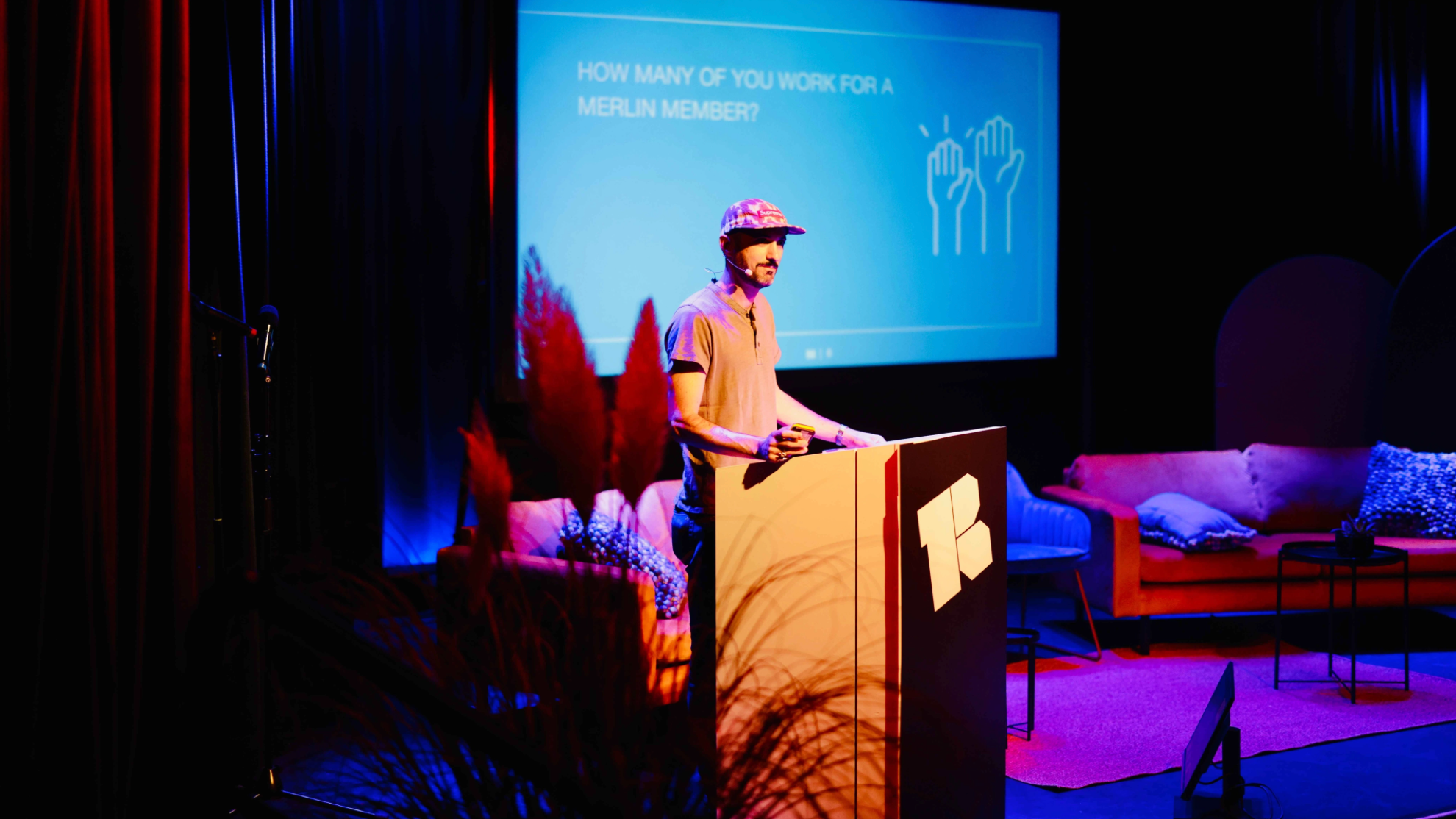Sieht keine rechtliche Grundlage für den nicht-lizenzierten Einsatz von kommerziellen KI-Modellen: Merlin-CEO Jeremy Sirota, hier bei seiner Keynote auf dem Reeperbahn Festival.