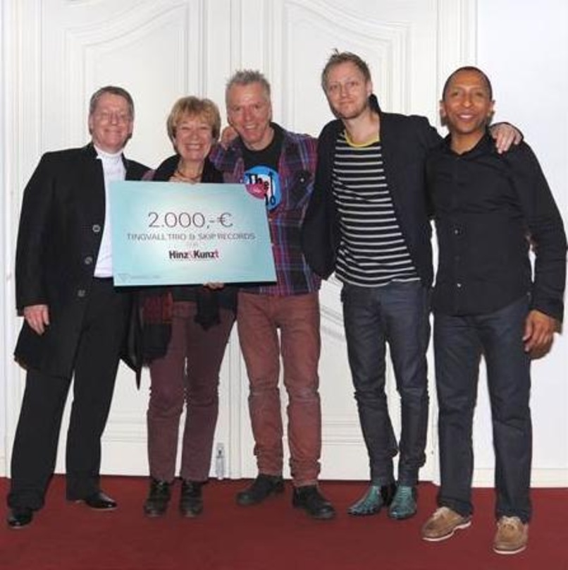 Bei der Scheckübergabe (von links): Bernd Skibbe (Skip Records), Gabriele Koch (Hinz & Kunzt), Jürgen Spiegel, Martin Tingvall und Omar Rodriguez