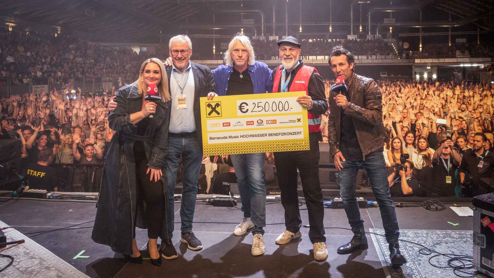 Präsentierten auf der Bühne den Scheck über die viertel Millionen (von links): Gabi Hiller (Moderation), Pius Strobl, Ewald Tatar (Veranstalter), Erich Fenniger (Volkshilfe Österreich) und...