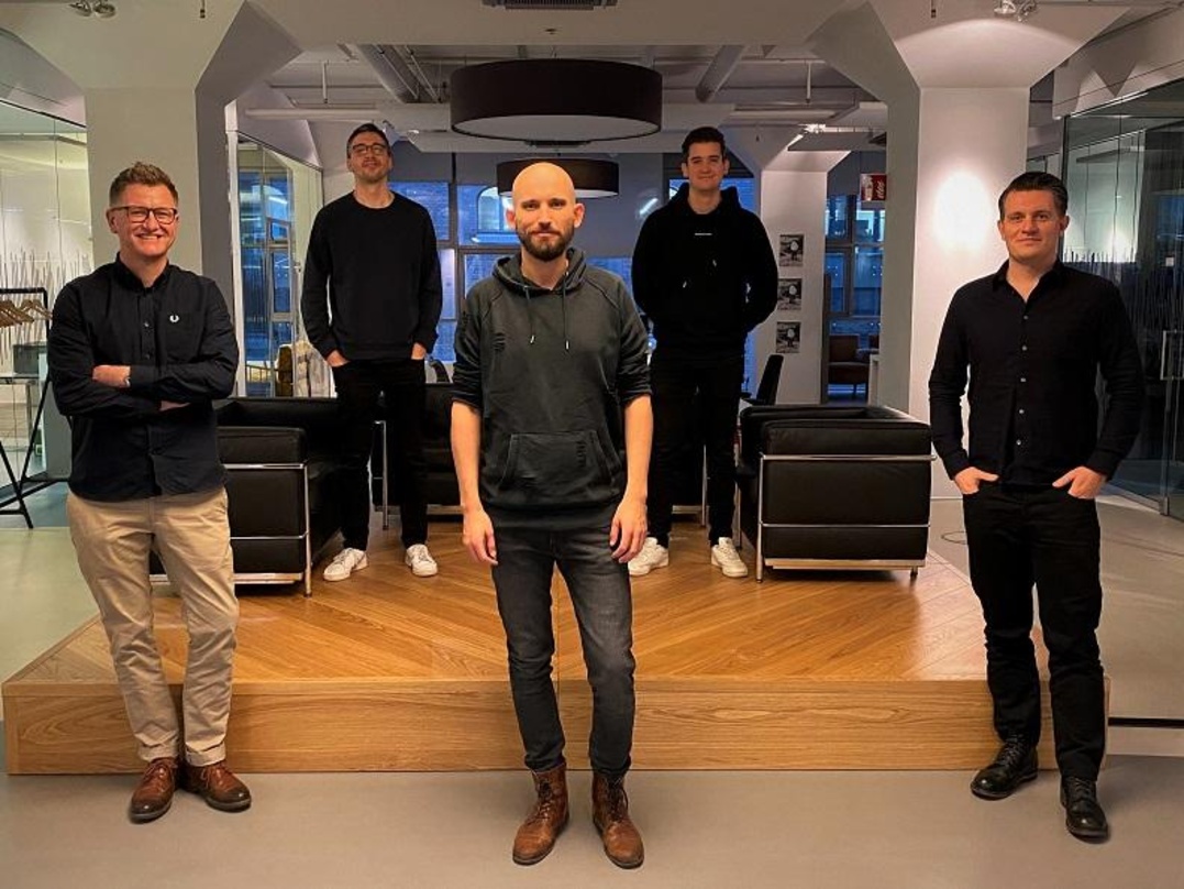 Bleiben Partner (hinten, von links): Patrick Pitz (Director A&R UMPG) und Máté Spellenberg (Manager A&R UMPG) sowie (vorn) Rechtsanwalt Asterix Westphal, Martin "Fly" Fliegenschmidt und Th...