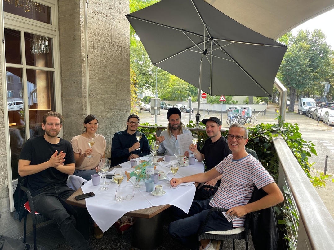 Zur Vertragsunterzeichnung trafen sich (von links): Moritz Rech (OK Kid), Judith Theiss (Groove Attack), Kristof Jansen (Groove Attack), Jonas Schubert (OK Kid), Raffael Kühle (OK Kid) und...