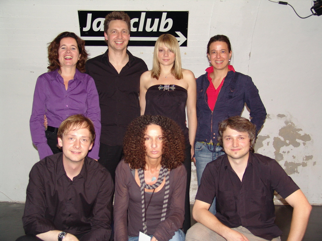 Glücklich nach einem gelungenen Konzert (hinten, v. l.): Silke Zimmermann (Director Promotion International Classics & Jazz Sony BMG), Gitarrist Stephan Bormann, Cristin Claas und Katja Ne...