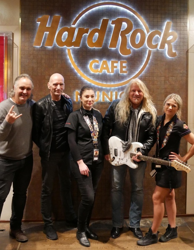 Warben für Rock Meets Classic 2018: Markus Müller (m2 medienconsulting, links), Michael Sadler (Saga, 2. von links), Matt Sinner (Rock Meets Classic, 2. von rechts) und zwei Repräsentanten...