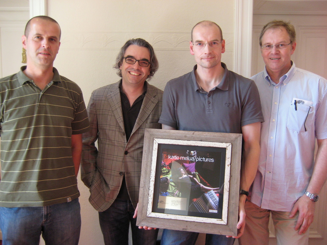Schafften Platin-Erfolg (v.l.n.r.): Frank Stratmann (GoodToGo), Sven Meyer (Dramatico) sowie Bernd Herrmann und Keino Drecker (beide Rough Trade)