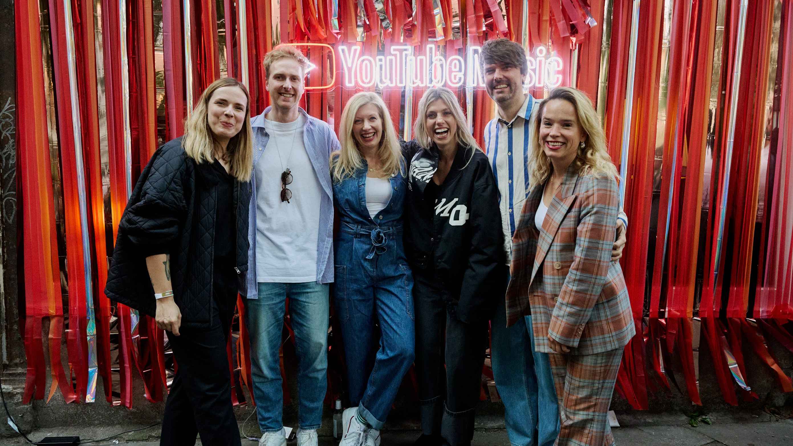 a08cfdcb b883 4a62 8bf2 52c0d69252b1 Kamen auf der Hamburger Reeperbahn zusammen (von links): Lisa Steinigk (Senior Marketing Manager), Simon Wagner (Artist Development Manager DACH & Southern Europe), Gudrun Schweppe (Head o...