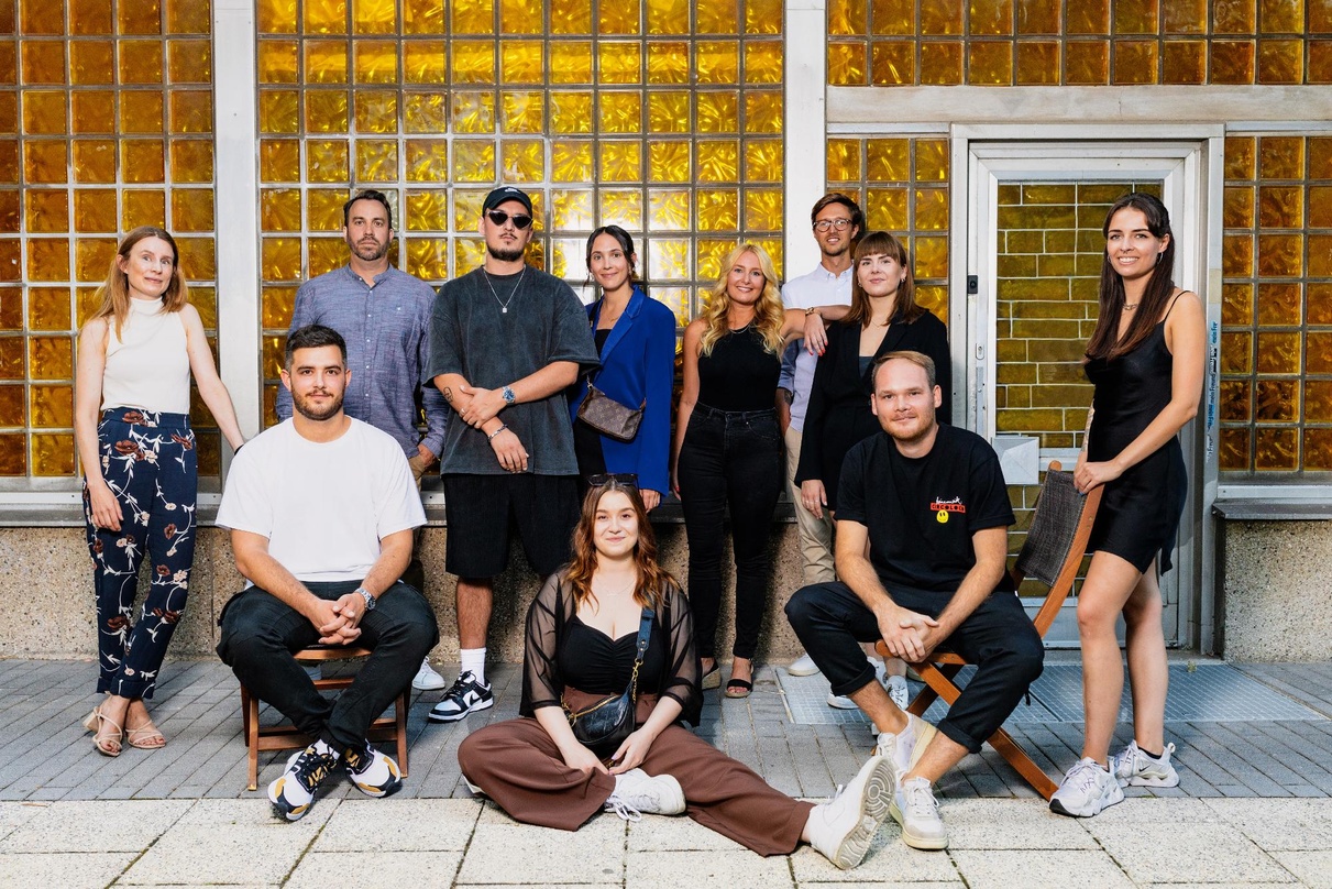 Bleiben ein Team (von links): Eva Wiedemann, Marcel Valin (beide BMG), Peer Bießmann (Anwalt), Montez, Florence Bakic (Management), Stefanie Rohn (We Publish Music), Johann Spanuth (BMG), ...