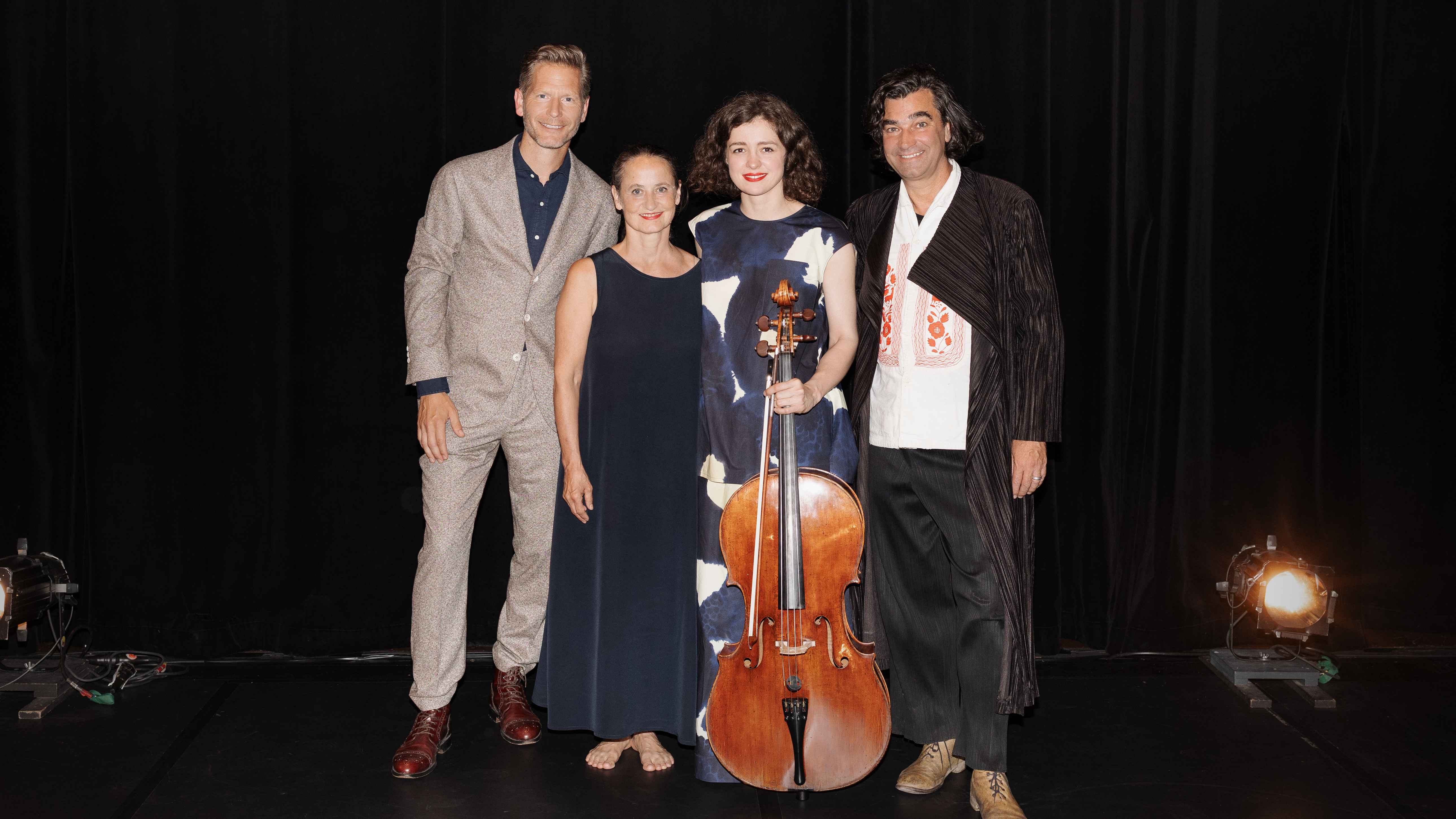 a09ffbeb 77e7 4d51 8672 72ac54050d52 Interdisziplinäre Zusammenarbeit (von links): Per Hauber (President Sony Classical International), Sasha Waltz, Anastasia Kobekina und Jochen Sandig (Künstlerischer Leiter und Geschäftsfüh...