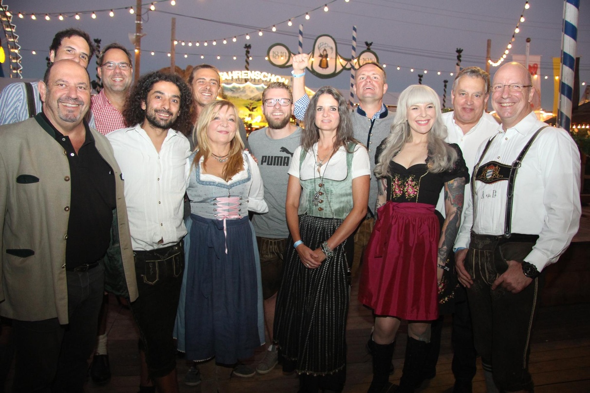 Vor dem Showcase auf der Oiden Wiesn (von links): Artur Silber (Geschäftsführer Silberpfeil PR), Michi (Oansno), Roger Jolivet (Vertrieb Retail Sony Pictures Entertainment), Phil, Menya (b...