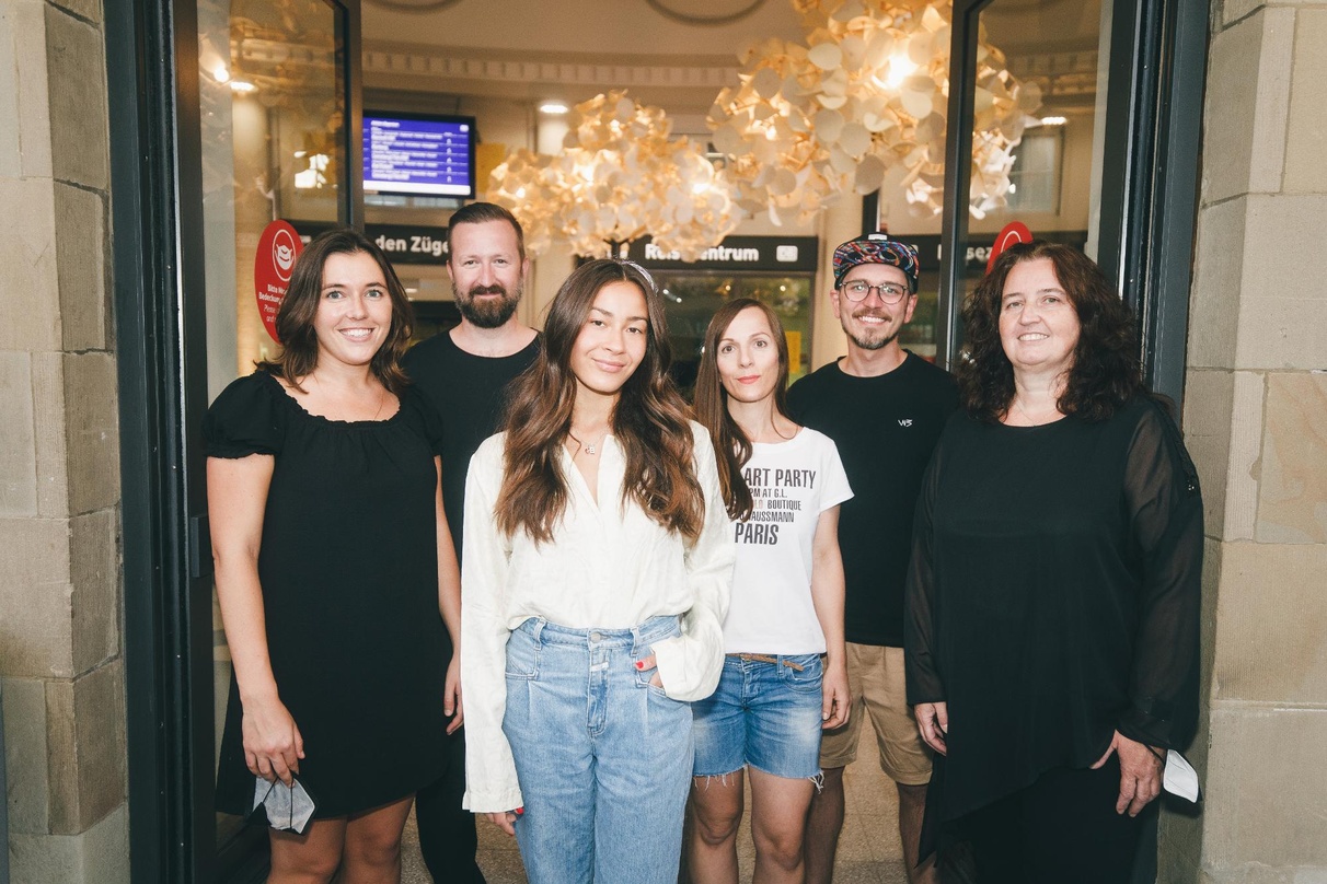 Trafen sich im Bahnhof (von links nach rechts): Kristina Leducq (Product Manager Brand Partnership Warner Music Central Europe), Martin Schober (Head of Brand Partnership Warner Music Cent...