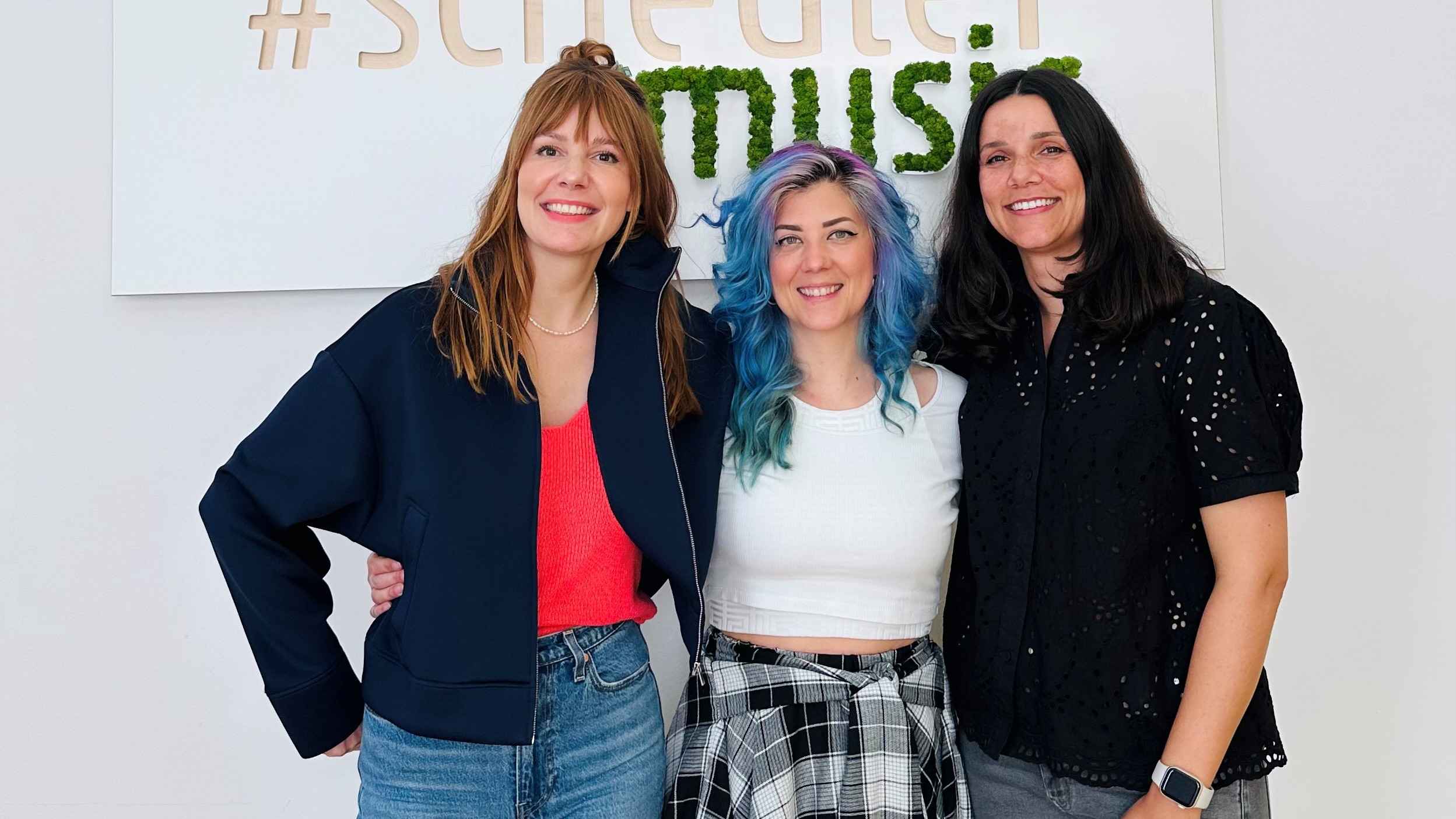 a0c294ae 910b 441f 87f4 cffdb48160d5 Kamen für ein Foto zusammen (von links): Maria Uthmann (A&R/Creative Managerin Schedler Music), Gabriela Horn und Fiona Sumpich-Schedler (Prokuristin/Creative/Neighbouring Rights/Sync Sche...