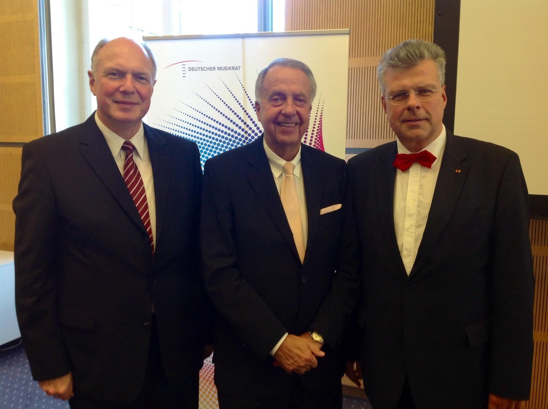 Nahmen das neue Ehrenmitglied in ihre Mitte: Martin Maria Krüger (links) und Christian Höppner (rechts) mit Bernd Neumann