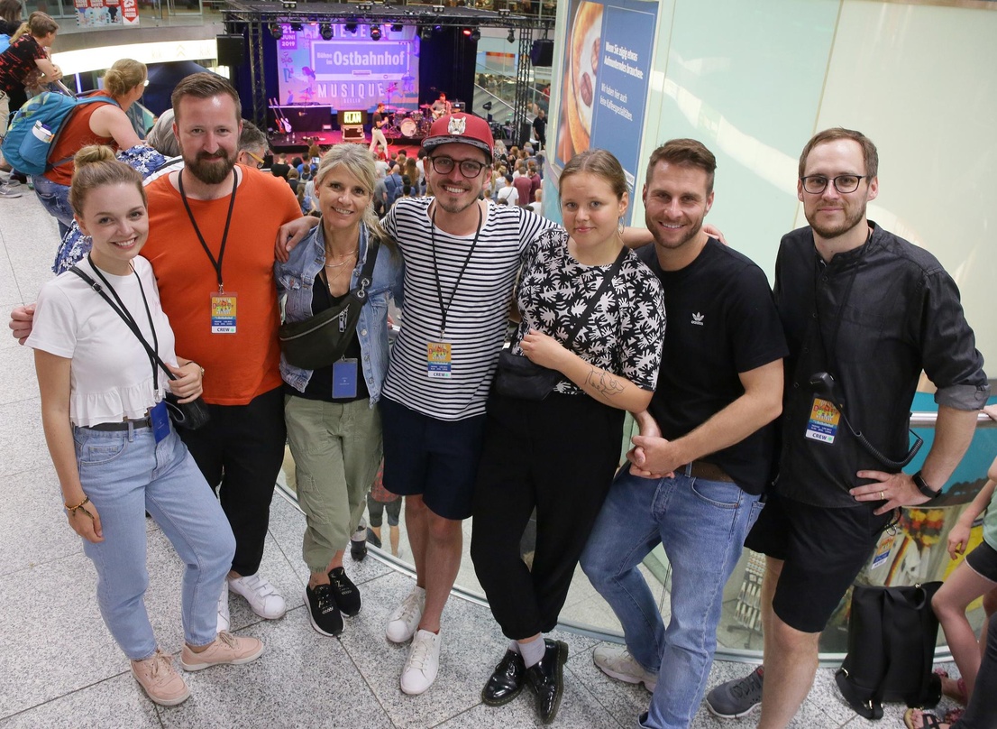 Feierten in Berlin (von links): Elena Eger (Coordinator Brand Partnership Warner Music Central Europe), Martin Schober (Senior Product Manager Brand Partnership Warner Music Central Europe...