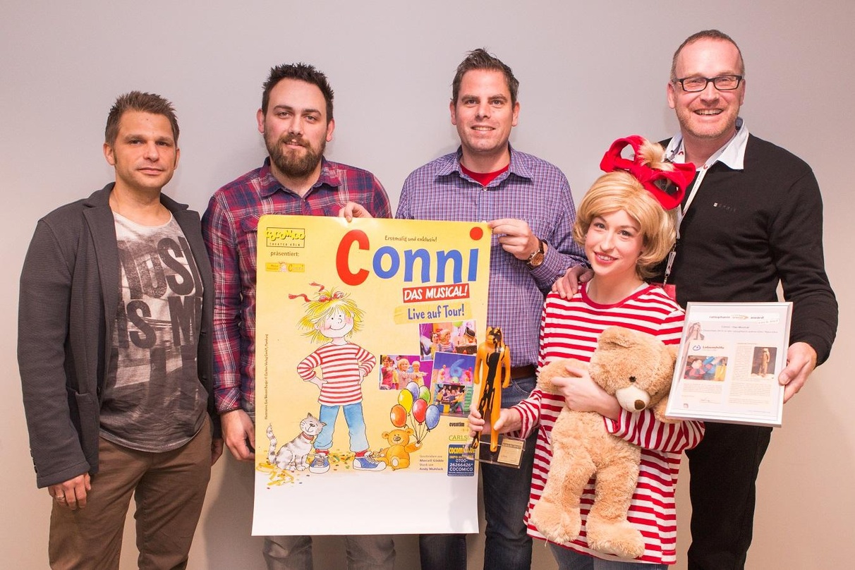 Bei der Preisverleihung (von links): Steffen Kirsamer (Künstermedia), Richard King (ratiopharm arena), henning Krone (Ulm City Marketing), "Conni"-Darstellerin Laura Bablick und Autor/Prod...