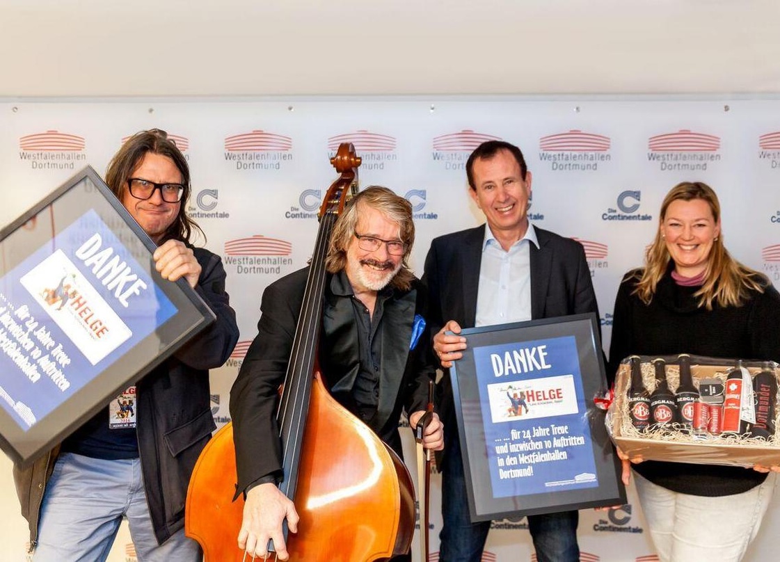 Bei der Preisübergabe (von links): Till Oellerking (Manager Helge Schneider), Helge Schneider, Jochen Meschke (Geschäftsführer Westfallenhalle) und Gabi Staszak (Objektleiterin Westfalenha...