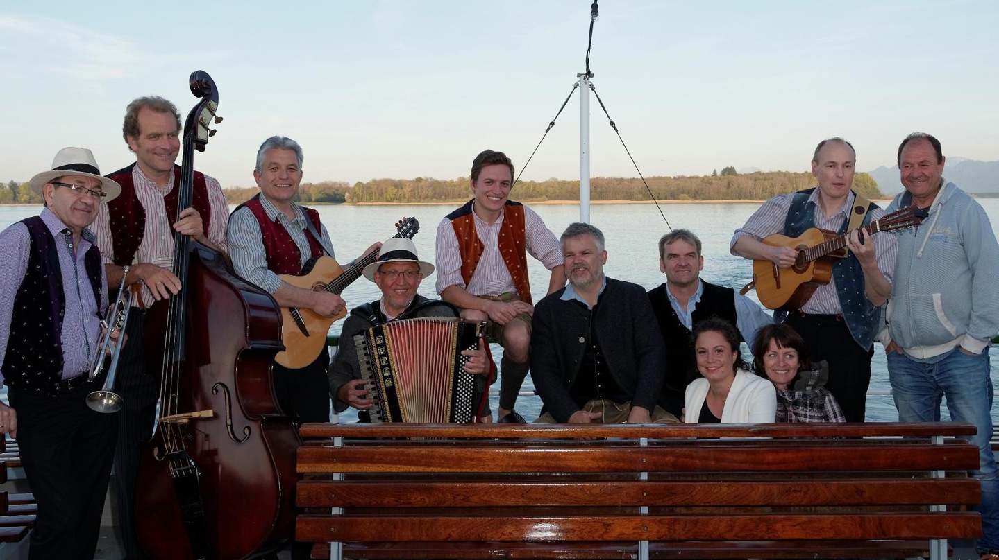 Brachten Karibikflair auf den Chiemsee (von links): Michael Mayer, Markus Wallner, Andreas Meixner, Hubert Meixner, Leonhard Meixner, Hans Förg, Peter Rutz (alle Cubaboarischen), Veronika ...
