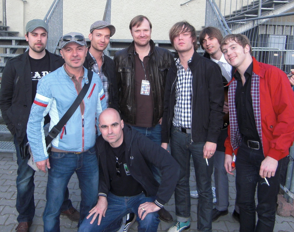 Neue Geschäftspartner: Universal Music Publishing und Mando Diao||Beim Mando-Diao-Konzert am 14. April in Berlin trafen sich die Musiker mit ihrem neuen Verlagsteam (v.l.n.r.): Björn Meyer...