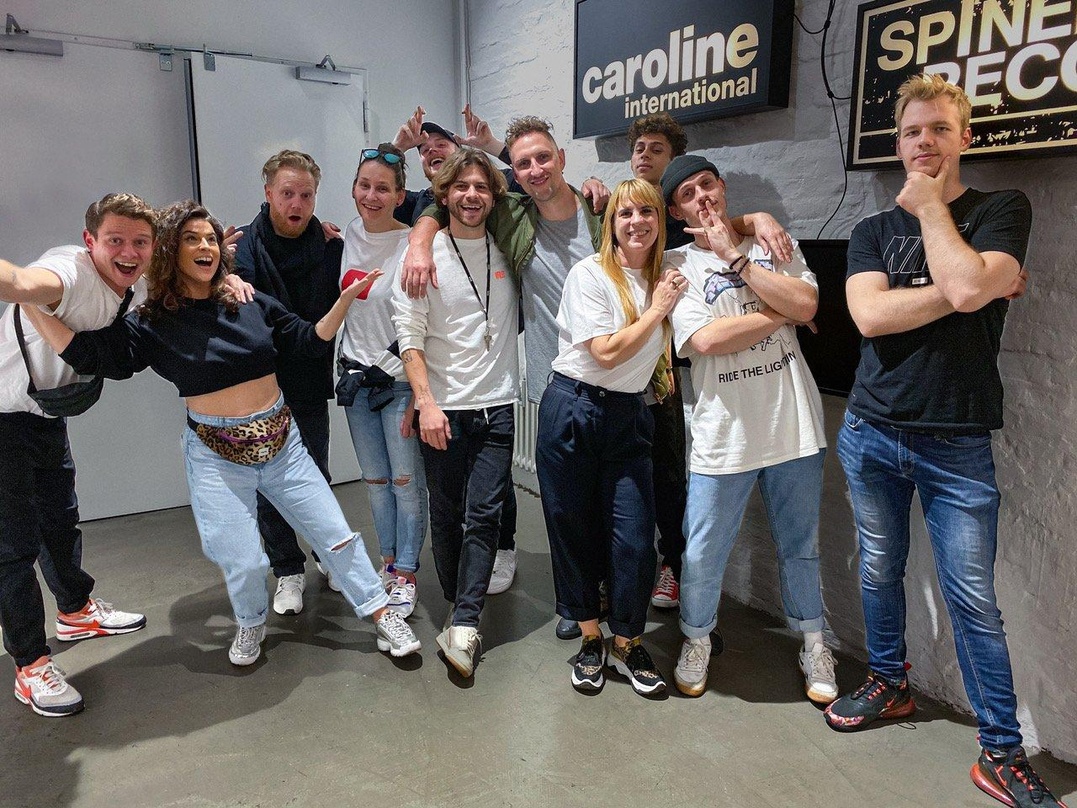 Künstler und Labelheads von 21 Gramm mit den neuen Partnern von Caroline International