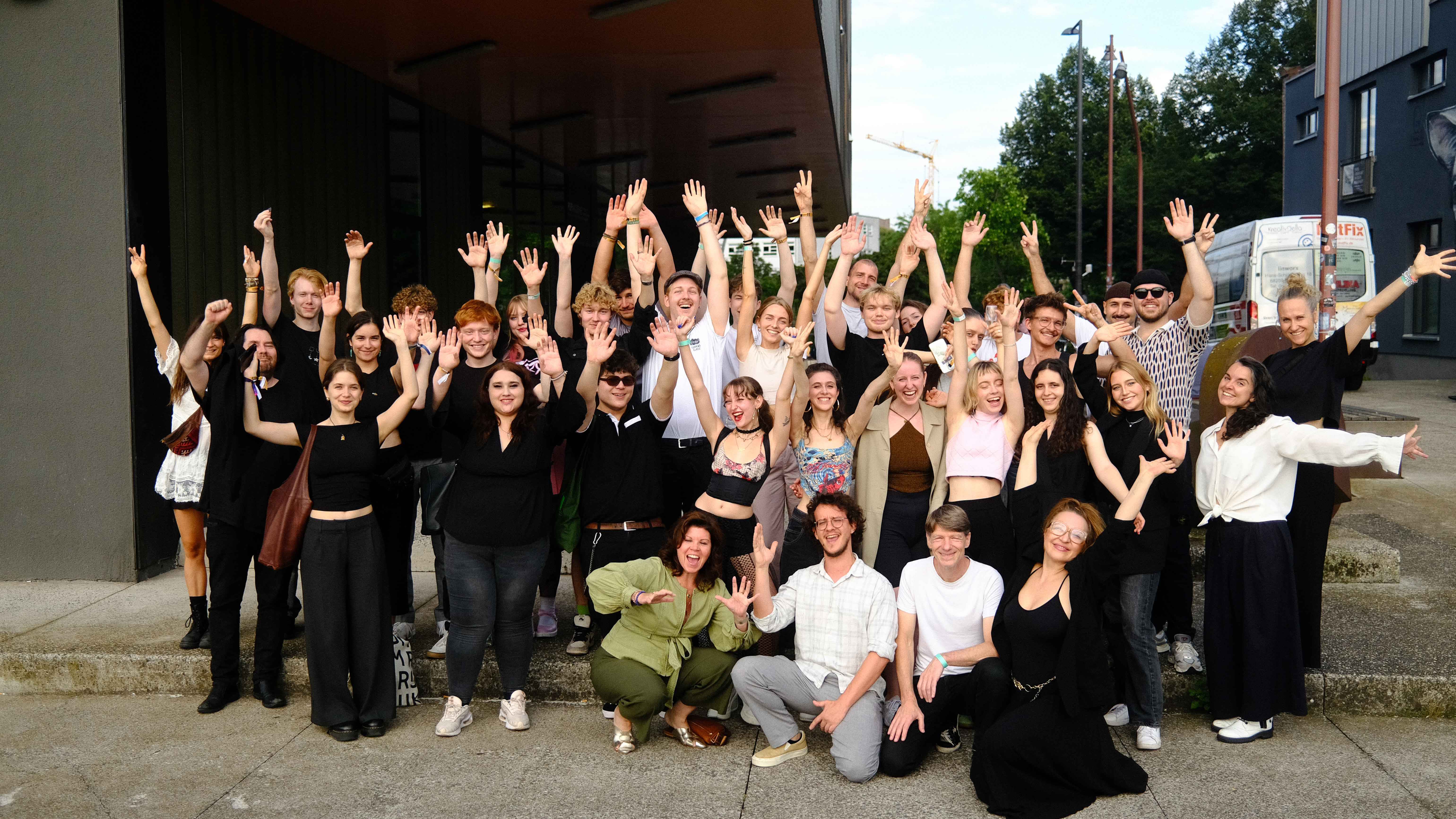 Kamen im vergangenen Jahr zusammen: alle Teilnehmer:innen des International Summer Camp an der Popakademie.