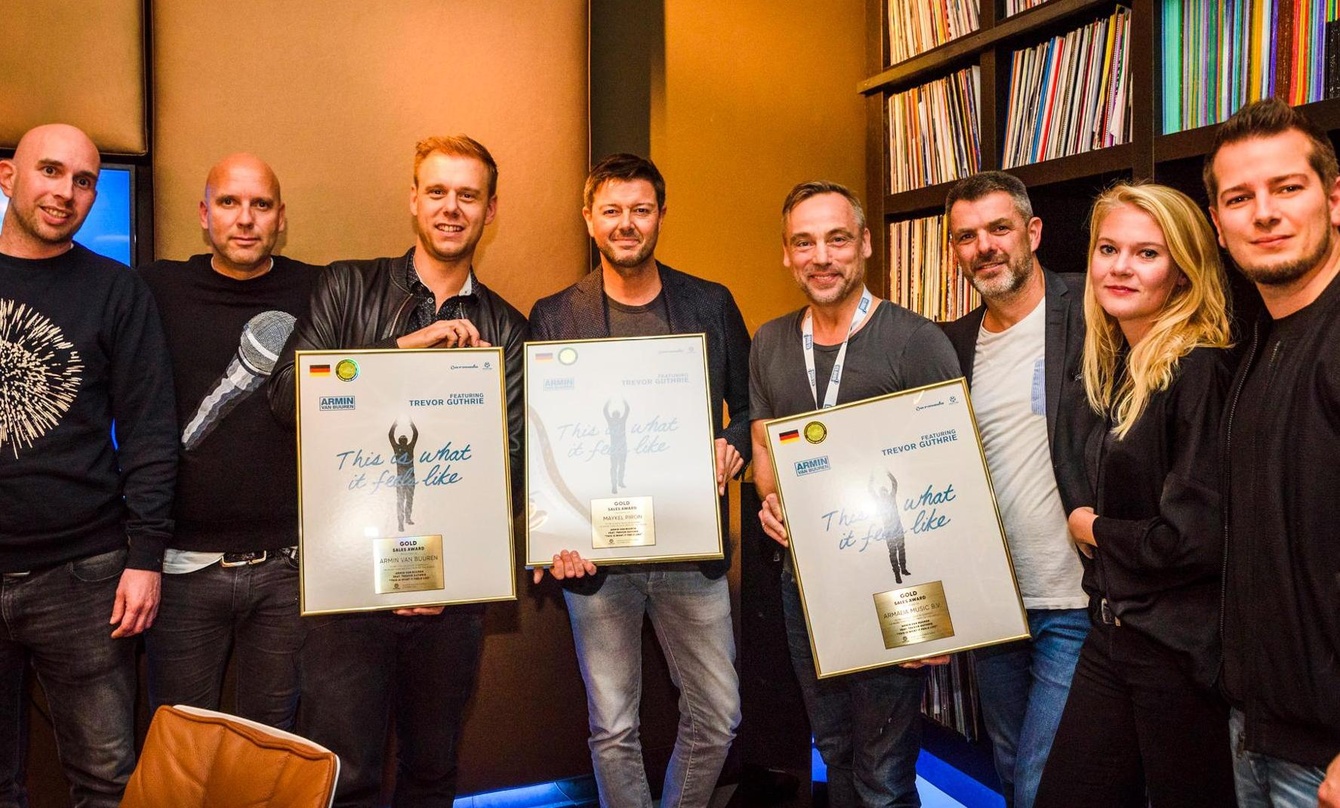 Bei der Preisübergabe in Hamburg (von links): Jan Benkmann (Director Marketing & Social Media Kontor), Markus Gardeweg (A&R Kontor), Armin van Buuren, Maykel Piron (Armada), Jens Thele (Ge...