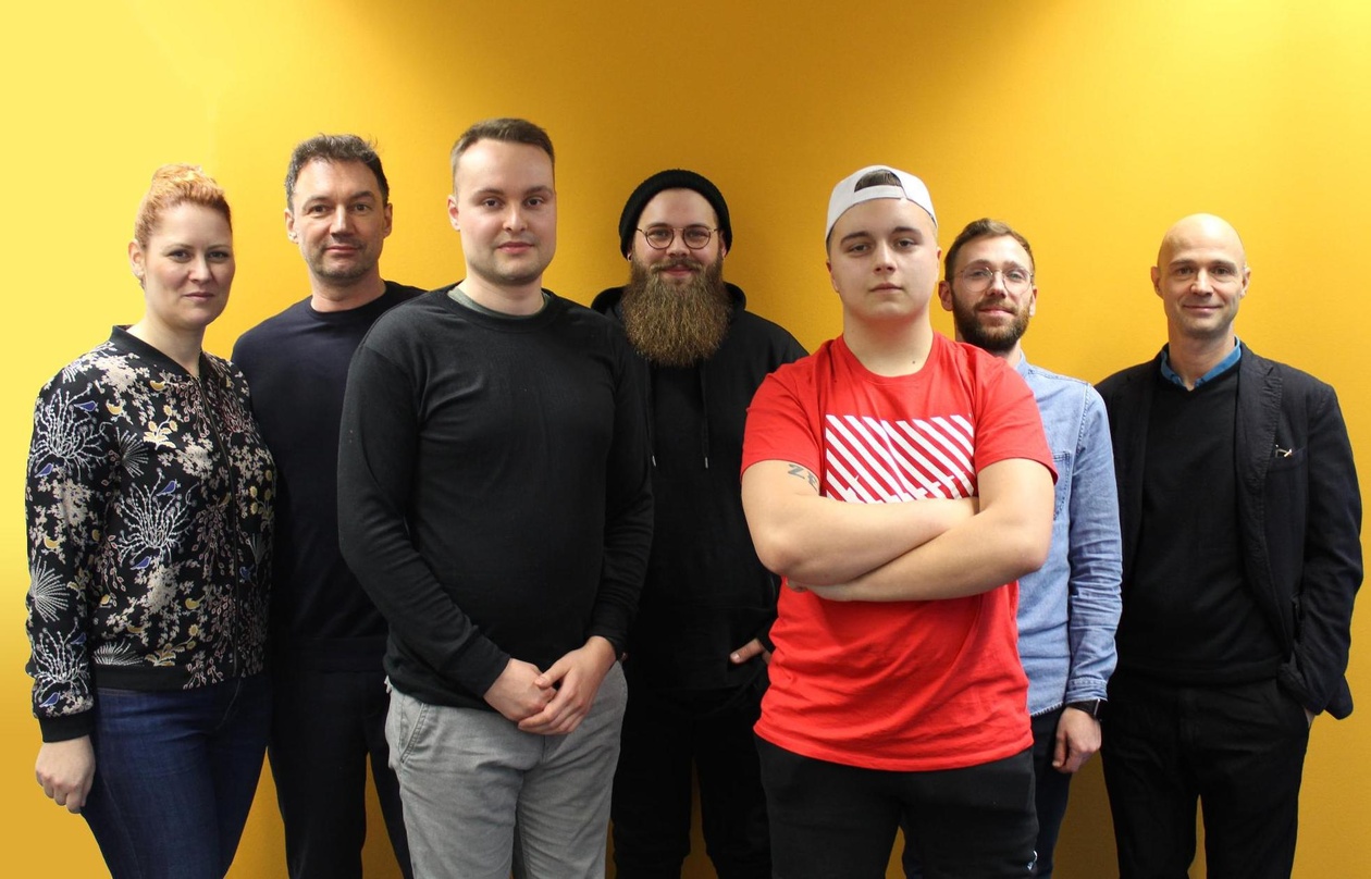 Beim Vertragsabschluss: Dynoro (dritter von rechts) mit seinem neuen Team