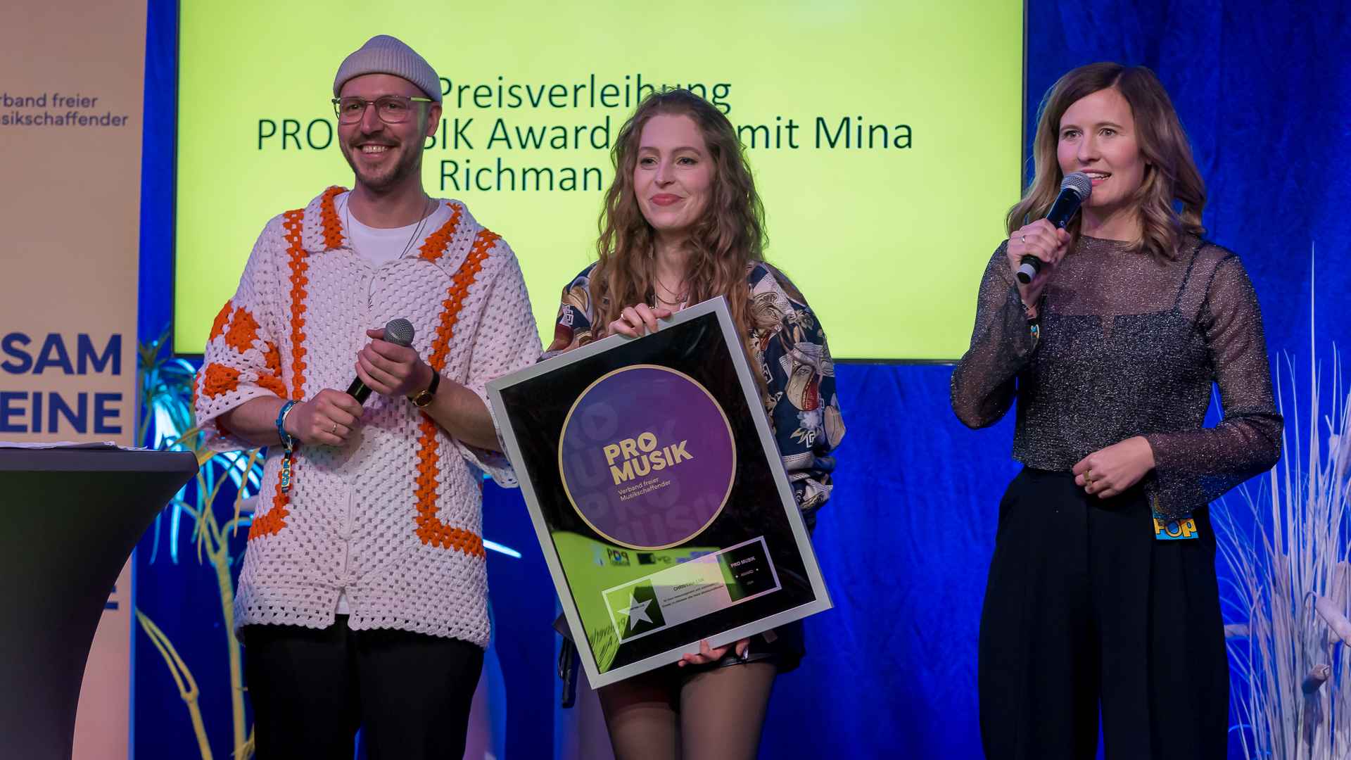 Bei der Award-Vergabe im Rahmen der Pro Musik Konferenz 2024 (von links): Tilmann Köllner (Moderation), Louisa Halter und Ella Rohwer (beide Pro Musik).