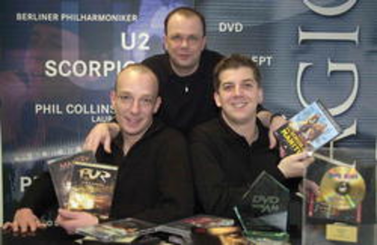 Die Vorstände der Imagion AG inmitten ihrer DVDs (v.l.n.r.): Andreas Thran, Thomas Gerten und Michael Becker