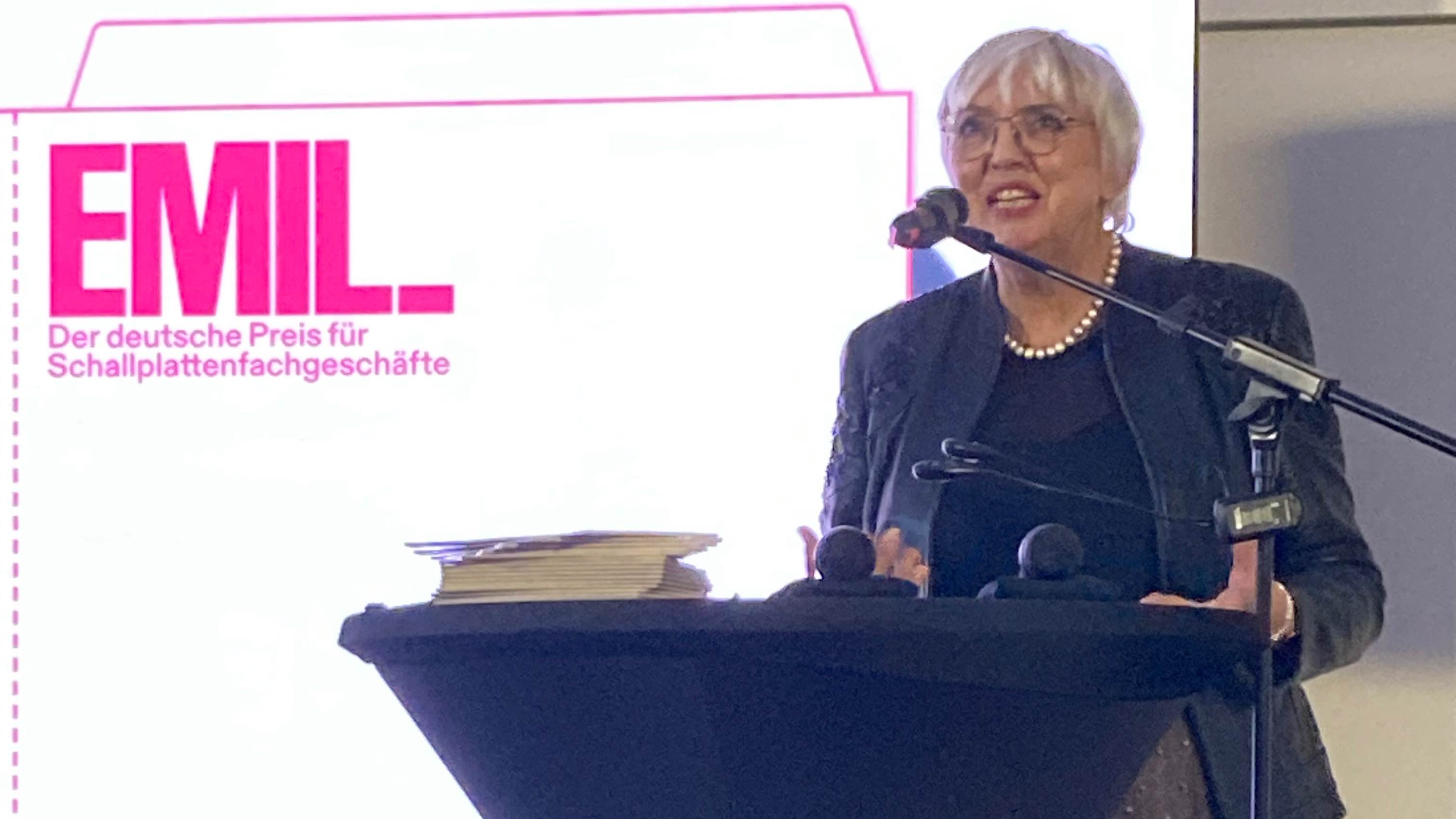 a175db20 92aa 4c98 aa54 78b555e1bba8 Bei der EMIL-Premiere auf der Bühne der Kölner Rheinterrasen: Kulturstaatsministerin Claudia Roth.