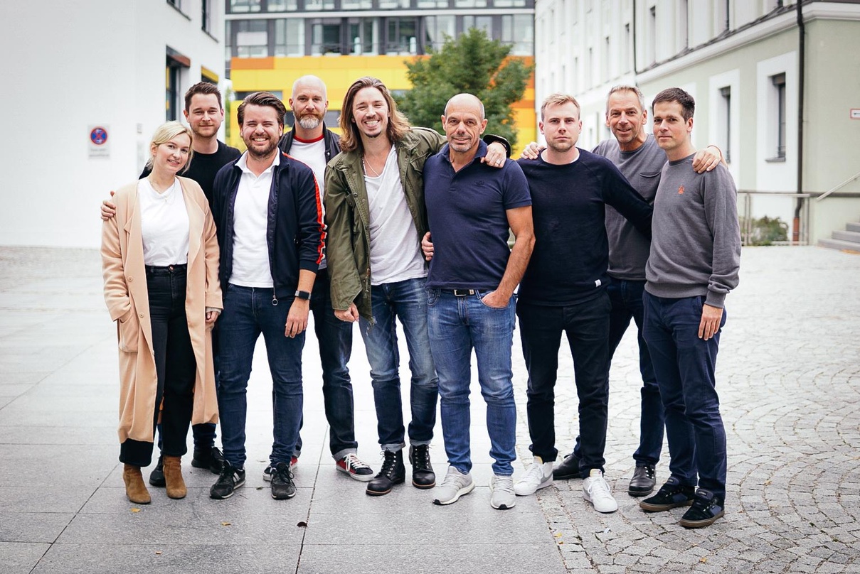 Auf die Zusammenarbeit freuen sich (von links): Aurelia Hammer, Sebastian Hödl, Leonard Prasuhn, Tim Wermeling, Gil Ofarim, Ralf Schedler, Sam Bittner, Heiner Peschmann und Dirk Geibel
