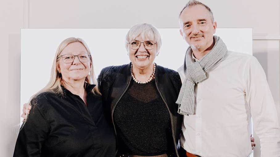Ausgezeichnet: Kulturstaatsministerin Claudia Roth (Mitte) mit der parteilosen Bürgermeisterin der Stadt Kyritz an der Knatter, Nora Görke (links) und EMIL-Preisträger Ulf Karge, der vor r...