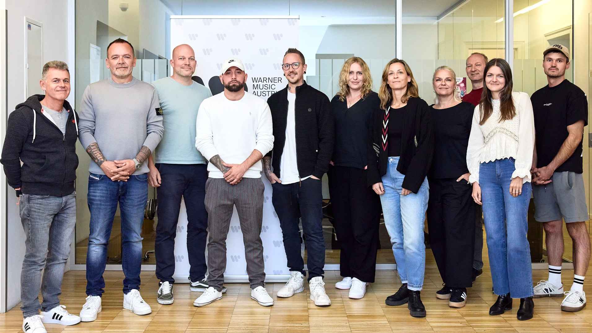Bei der Vertragsverlängerung (von links): Roman Benedikt (Seiler und Speer Management), Fritz Strba (Seiler und Speer Management), Franz Pleterski (General Manager Warner Music Austria), C...