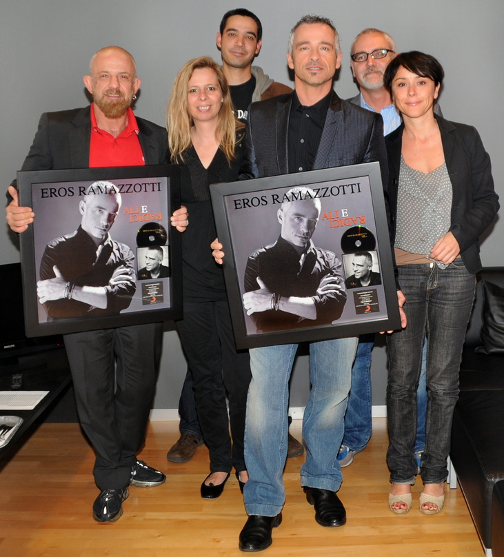 Freuten sich über schweizerisches Platin: Sony und Eros Ramazzotti||Bei der Platin-Verleihung in Zürich (v.l.n.r.): Bruno Bugiani (Künstlermanager), Julie Born (General Manager Sony Music ...