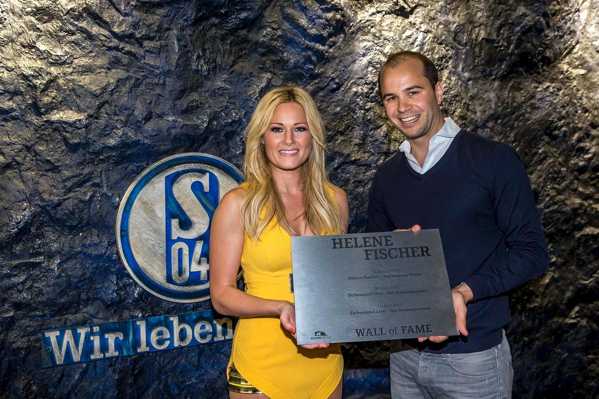 Bei der Ehrung: Helene Fischer mit Moritz Beckers-Schwarz an der Wall Of Fame der Veltins-Arena