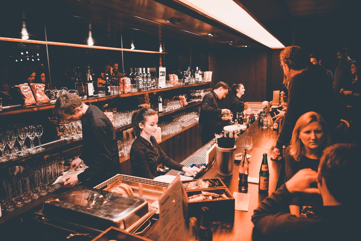 a1bbbb1be67ac4d8e4edb6491dfc3133c0297fce47aad73a1ec55148554334b0 Auch hier kann nun bargeldlos bezahlt werden: die Bar der Jahrhunderthalle