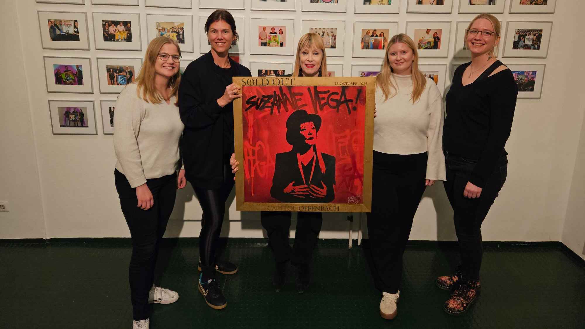 Bei der Verleihung vor der Show im Capitol Theater (von links): Anna-Lena Gliem (Capitol Theater), Alexandra Grysczyk (Agentur artmos4), Suzanne Vega, Alina Schmidt und Anne Gottschaldt (b...