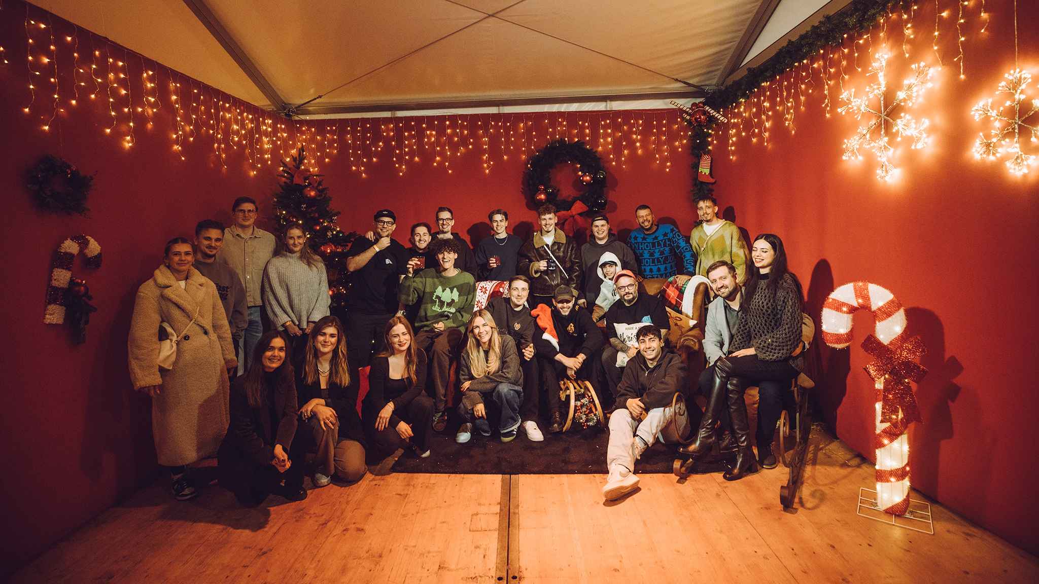 Bei der Weihnachtsfeier: Family und Friends von 23Hours wie Georgie Keller, Amir The Kid, Jakob Ude, Liaze, Equal (Artist/Autor), Will808Pm, Junior (beide Autor), Rouslan Kortschagin (Film...